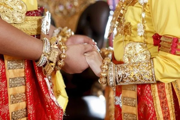 Bu ülkede yeni evli çiftler tuvalete gidemiyor! Geleneğin nedenini duyan şaşkına dönüyor